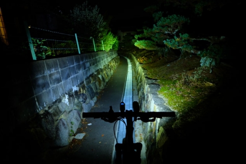 夜 自転車のライト まぶしすぎる